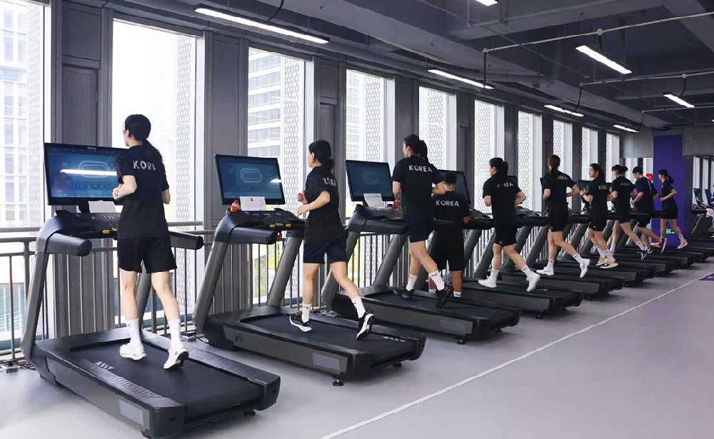 全球运动员使用舒华健身器材产品进行训练